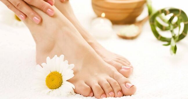 Healthy toenails treated for fungus with folk remedies